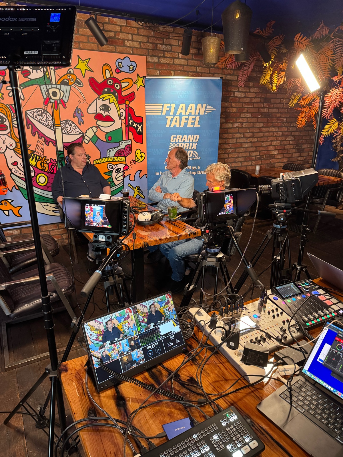 Studio-opstelling van F1 aan Tafel met camera's, setlampen en het regiepaneel op tafel