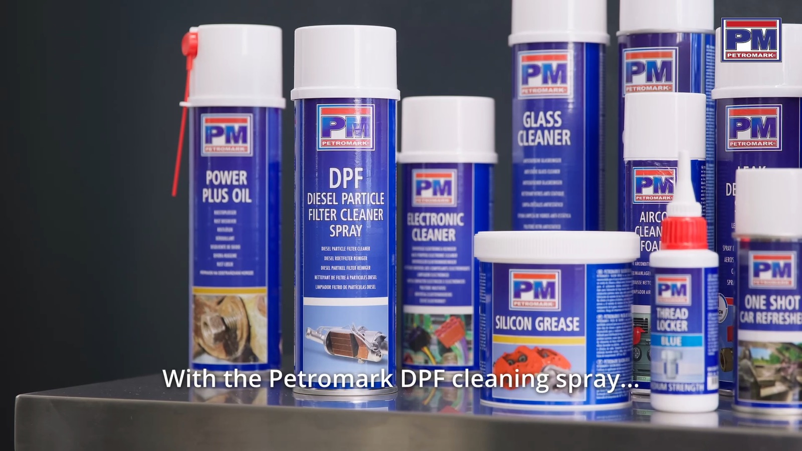 Productlijn van Petromark op een werkbank, met de DPF-reinigingsspray vooraan