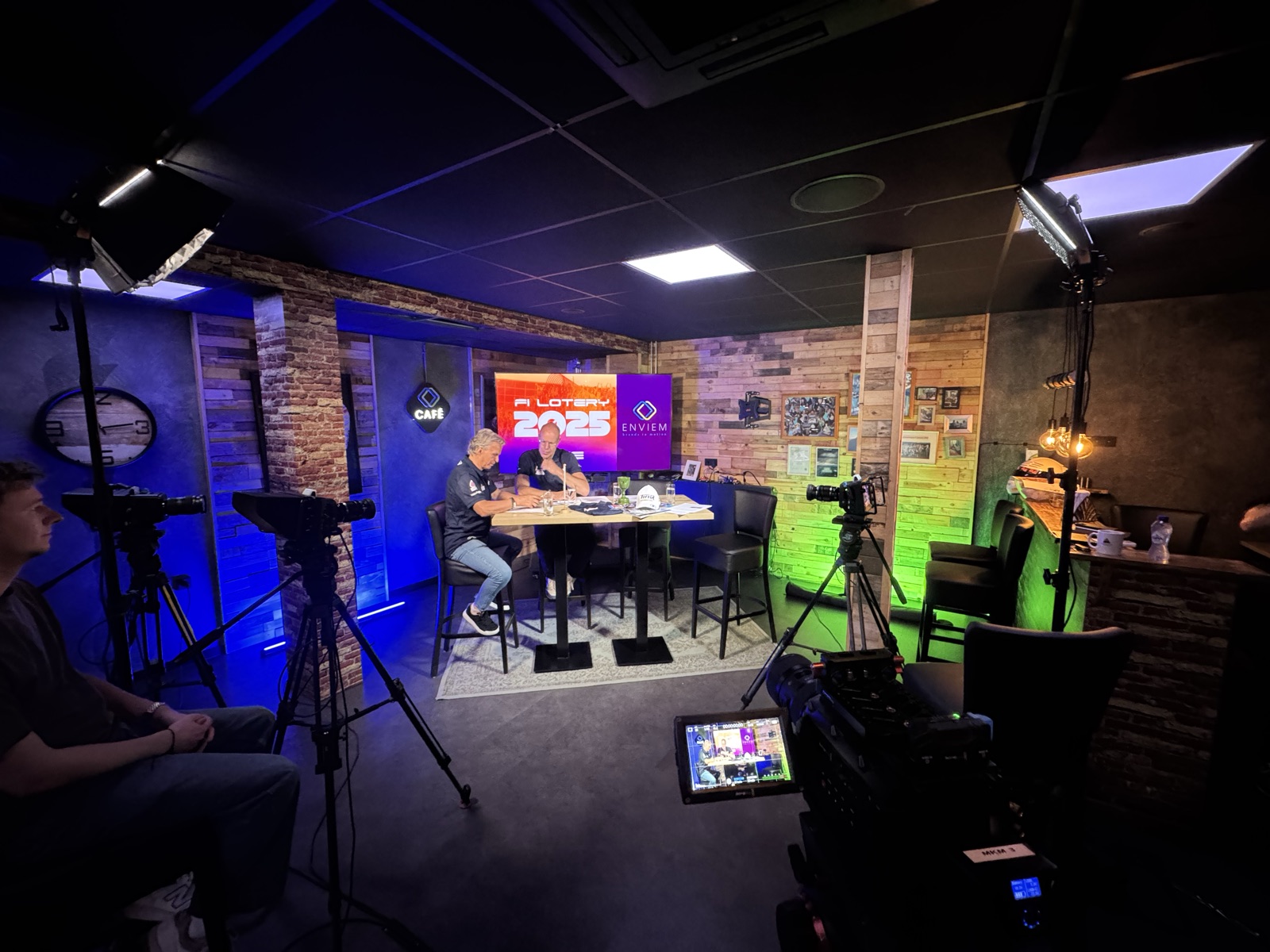 Studio-opstelling met drie camera's en setlampen voor de talkshow van ENVIEM