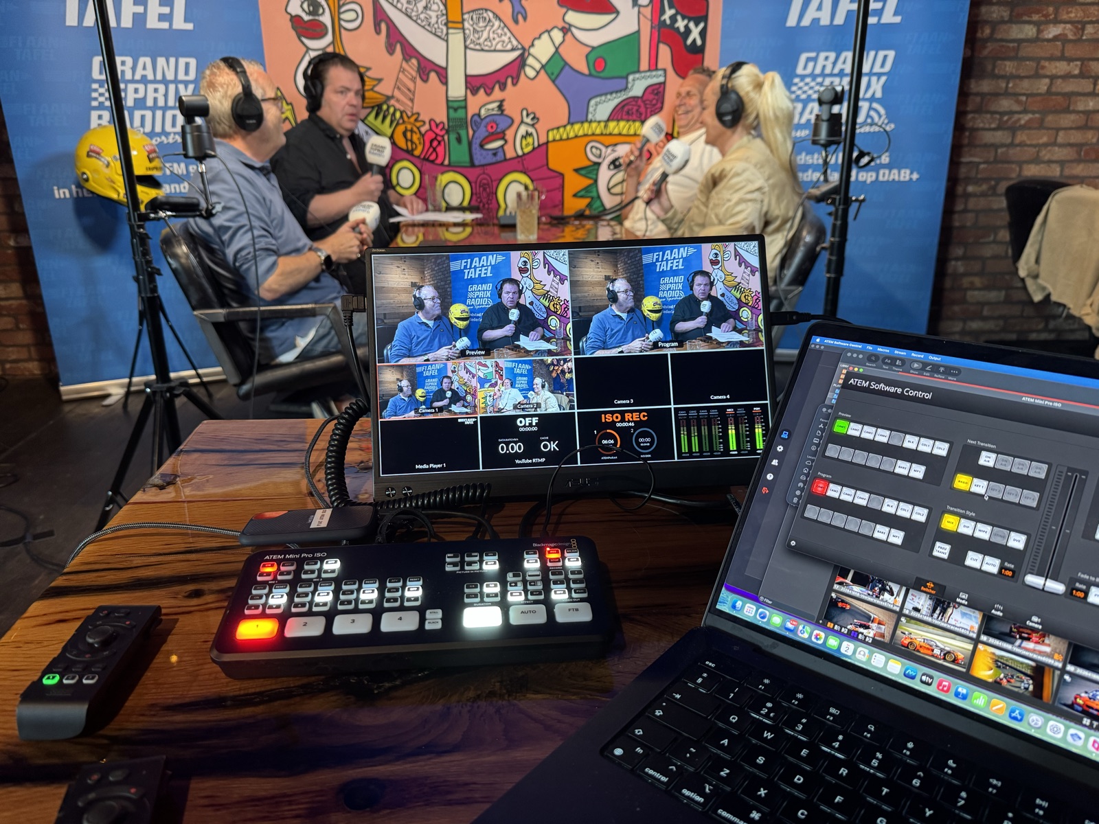 Regieplek met beeldmengpaneel en een multiview van vier camera's tijdens F1 aan Tafel
