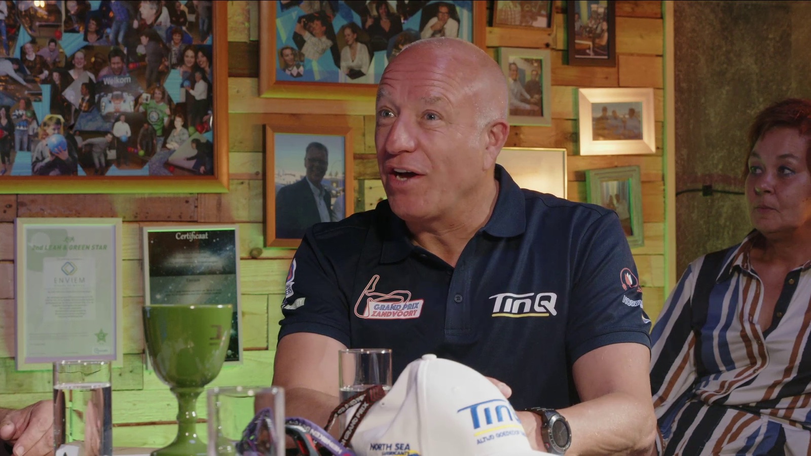 Gast in TinQ-poloshirt aan het woord tijdens een talkshow