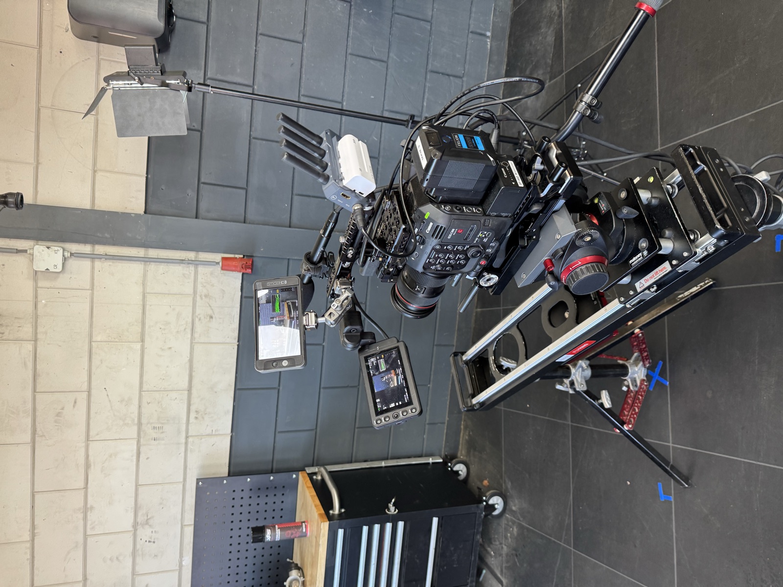 Camera op een slider met twee monitoren, opgebouwd in een werkplaats