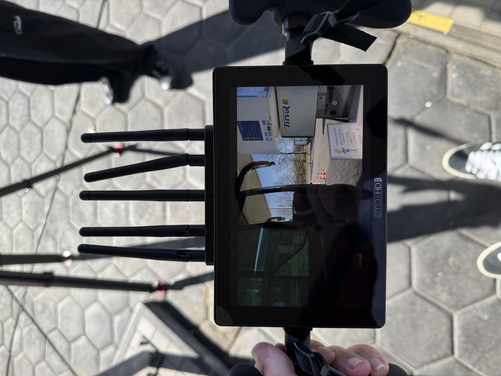 Monitor aan de camera met beeld van een TinQ-tankstation tijdens de opnamedag